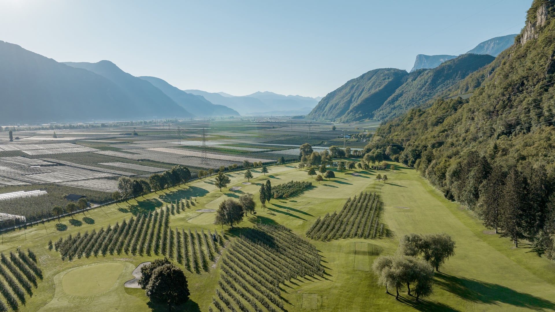 Play golf with a dreamlike view