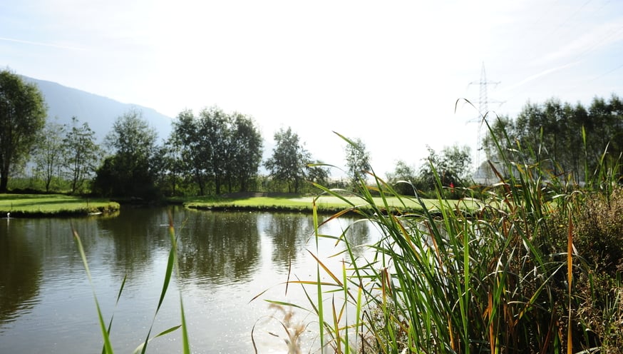 Play golf with a dreamlike view