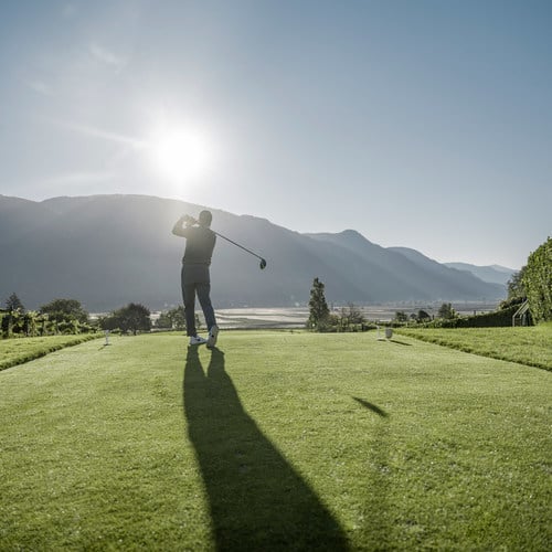 Whether you're a beginner or a pro: all guests of Weinegg receive the Golfcard South Tyrol for free.